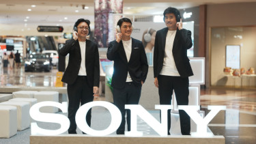 Direktur Utama PT Sony Indonesia, Motoya Itako (tengah).