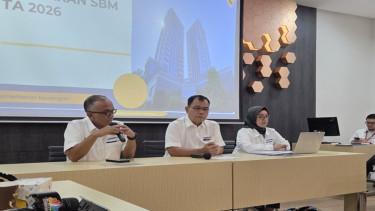 Direktur Sistem Penganggaran Direktorat Jenderal Anggaran Kementerian Keuangan Lisbon Sirait dan Kepala Sub Direktorat Standar Biaya Direktorat Sistem Penganggaran Yuni Gunarti