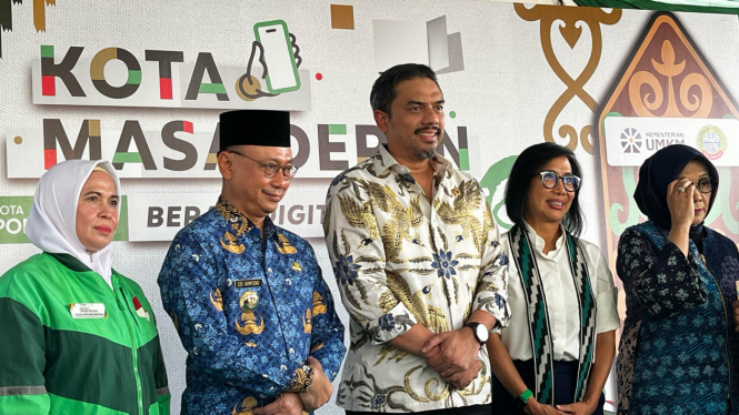 Country Managing Director Grab Indonesia, Neneng Goenadi (kanan baju putih)  Menteri Usaha Mikro, Kecil, dan Menengah (UMKM) Maman Abdurrahman 