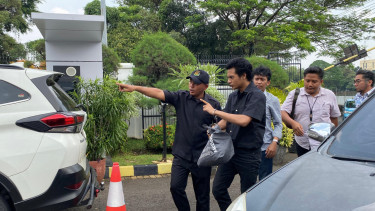Vadel Bajideh saat tiba di Kejaksaan Negeri Jakarta Selatan untuk mengikuti proses kelengkapan berkas atau P21