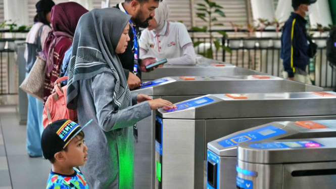 Pengguna LRT Jabodebek saat sesi libur panjang Kenaikan Isa Almasih