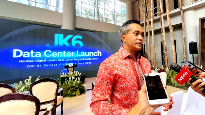 Ketua Umum Kadin Indonesia, Anindya Bakrie, di acara 'Grand Opening JK6 Data Center' milik PT DCI Indonesia Tbk (DCI), di Kawasan Industri MM2100 Cibitung, Bekasi, Jawa Barat, Selasa, 3 Juni 2025