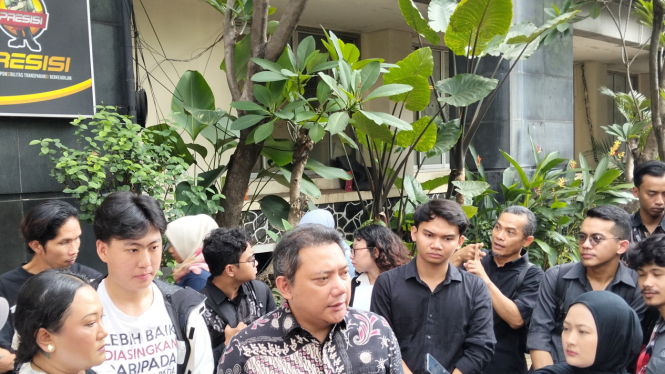 Cho Yong Gi (laki2 baju putih) dan Taufik Basari