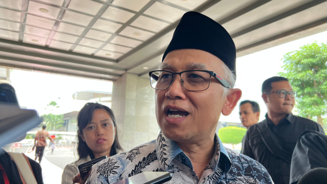 Wakil Menteri Pendidikan Dasar dan Menengah (Wamendikdasmen), Atip Latipulhayat di Kompleks Parlemen, Senayan, Jakarta Pusat