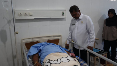Dirjen PAS, Mashudi jenguk petugas Lapas Nabire yang terluka