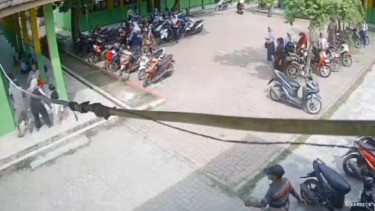 Rekaman CCTV pada saat kejadian penusukan di Kota Serang, Banten.