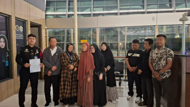 Jemaah calon haji non-prosedural yang berhasil ditunda keberangkatannya oleh petugas