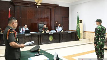 Letkol CHK Sunandi (kiri) membacakan tuntutan ke pembunuhan jurnalis di Kalsel