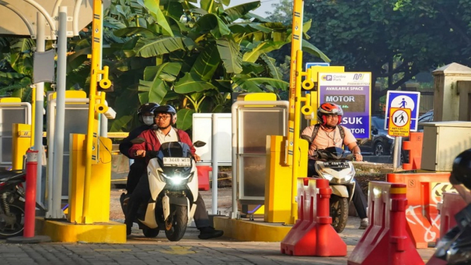 Park and ride parkir mobil dan motor di MRT Lebak Bulus