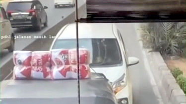Mobil pelat Bekasi lawan arus di jalur Busway