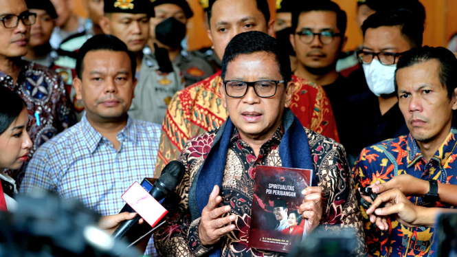 Sekjen PDIP Hasto Kristiyanto pamer buku yang ditulis di balik jeruji besi Rutan KPK. (Istimewa)