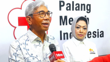 Sekretaris Jenderal PMI Pusat, A.M. Fachir bersama Wakil Ketua Umum Koordinator Bidang Sosial Kadin Indonesia, Nita Yudi, dalam konferensi pers di kantor PMI Pusat, kawasan Gatot Subroto, Jakarta Selatan, Kamis, 5 Juni 2025.