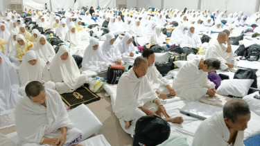 Jemaah haji Indonesia Kloter 02 BTH sedang beribadah saat wukuf di Arafah 