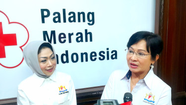 [Wakil Ketua Umum (WKU) Bidang Sosial dan Penanggulangan Bencana Kadin Indonesia, Yani Motik (kanan), saat ditemui di kantor PMI Pusat, kawasan Gatot Subroto, Jakarta Selatan, Kamis, 5 Juni 2025]