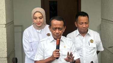 Menteri ESDM Bahlil Lahadalia di kantor Kementerian ESDM.