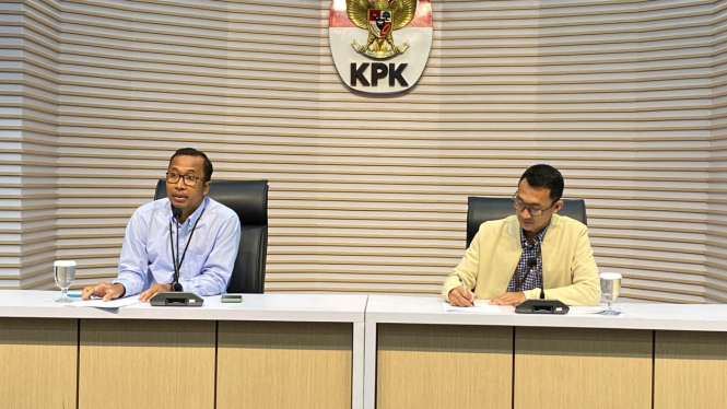 Plh Dirdik KPK Budi Sokmo dan Juru Bicara KPK Budi Prasetyo di KPK