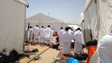 Jemaah salat jama qasar zuhur asar di Arafah, Arab Saudi