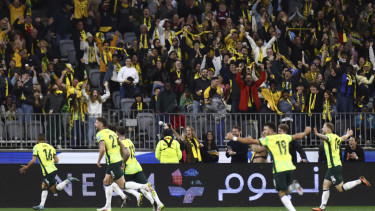 Pemain Timnas Australia Aziz Behich rayakan gol ke gawang Jepang
