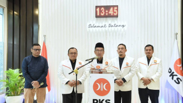 Presiden PKS, Al Muzzammil Yusuf (tengah) saat konferensi pers di Kantor DPP PKS (sumber: Dok PKS)