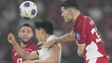 Pemain Timnas Indonesia Justin Hubner melawan China