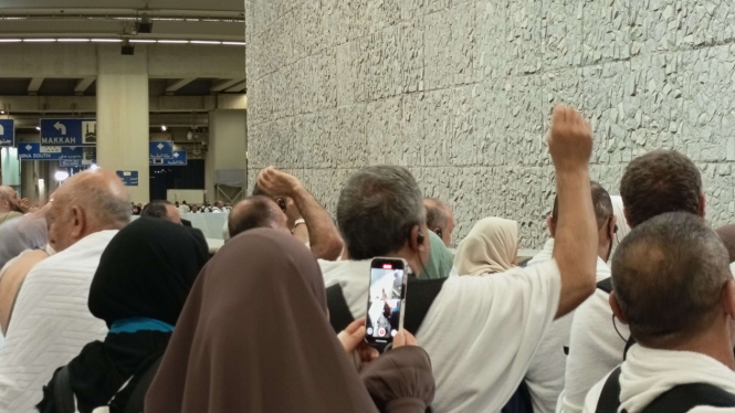 Jemaah sedang lempar jumrah di Jamarat 3