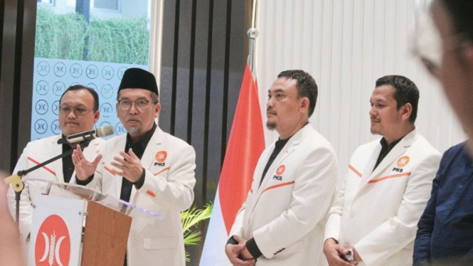 Presiden PKS Almuzzamil Yusuf (dua dari kiri).