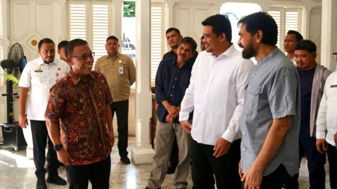 Bupati Tapteng, Masinton Pasaribu saat menemani Gubernur Sumut, Bobby Nasution saat bertemu dengan Gubernur Aceh, Muzakir Manaf di Banda Aceh.(dok Pemprov Sumut)