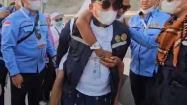 Waka BP Haji Dahnil Anzar Gendong Jemaah Lansia Kelelahan di Jamarat
