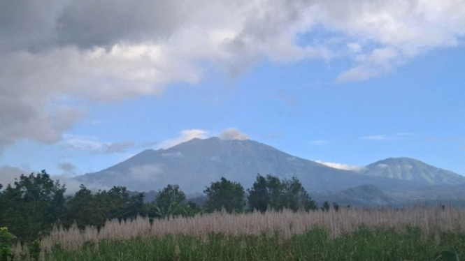 Gunung Raung, Jawa Timur Erupsi