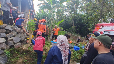 proses evakuasi bocah kecebur sumur tua