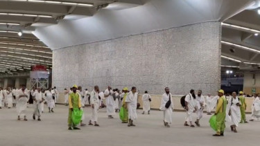 Jemaah sedang lempar jumrah di Jamarat Mina