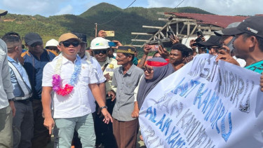 Menteri ESDM Bahlil Lahadalia mengecek tambang nikel di Pulau Gag, Raja Ampat