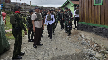 Menteri Pertahanan (Menhan) RI Sjafrie Sjamsoeddin bersama Menteri Keuangan (Menkeu) RI Sri Mulyani Indrawati, melakukan kunjungan kerja ke daerah rawan konflik di Papua.