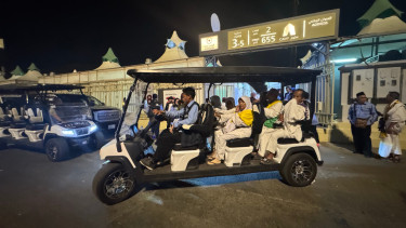 Mobil golf untuk membantu jemaah di Mina, Arab Saudi