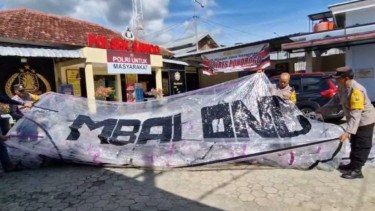 Balon udara diamankan dari lokasi jatuh di salah satu rumah warga di Ponorogo