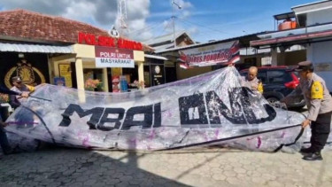 Balon udara raksasa yang membawa petasan jatuh di Ponorogo, Jatim.