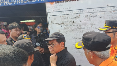 Gubernur Jakarta Pramono Anung tinjau lokasi pengungsian korban terdampak kebakaran di Penjaringan, Jakarta Utara 