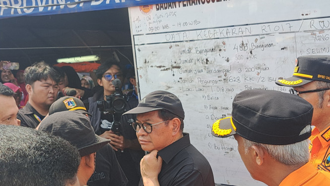 Pramono Anung tinjau lokasi pengungsian korban terdampak kebakaran di Penjaringan, Jakarta Utara 