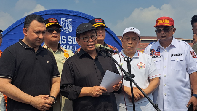Pramono Anung tinjau lokasi pengungsian korban terdampak kebakaran di Penjaringan, Jakarta Utara 