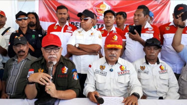 Eurico Guterres bersama ribuan warga penerima rumah Eks Pejuang TIm-tim.