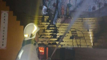Petugas memadamkan api di vihara, Cilincing Jakarta Utara, Senin (9/6/2025).
