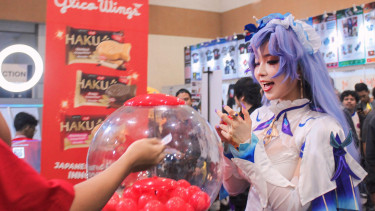 Cosplayer Cantarella Bermain Gacha