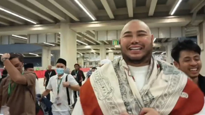 Ivan Gunawan diajak para jemaah haji Indonesia berfoto dan bersalaman