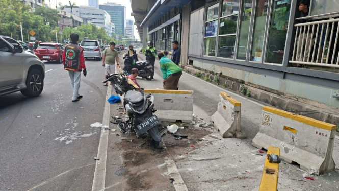 Satu motor ringsek usai terlibat kecelakaan di Jalan Rasuna Said, Setiabudi, Jaksel.