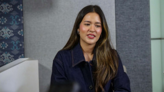 Di Tengah Isu Rumah Tangganya, Netizen Soroti Momen Raisa Genggam Tangan Ibunya yang Sakit