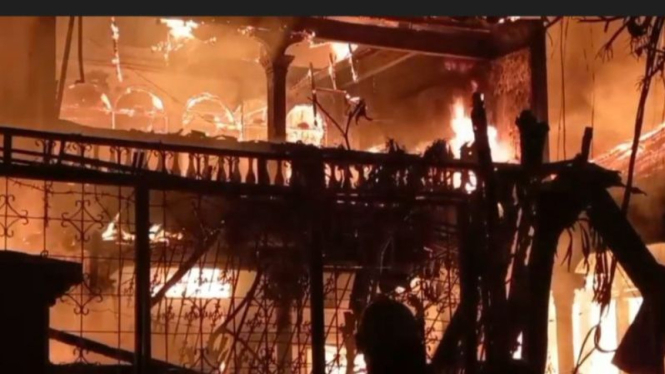 Kebakaran rumah dan tiga kios di Jalan Dukuh V, Kramat Jati, Jakarta Timur.