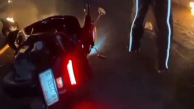 Sebuah sepeda motor di Brebes nampak dirusak dan dilempari bom molotov  