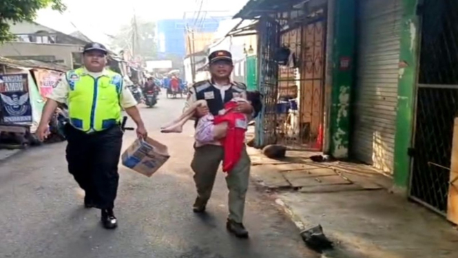 Satpol PP Kebayoran Lama mengamankan anak yang diduga disiksa oleh orang tuanya
