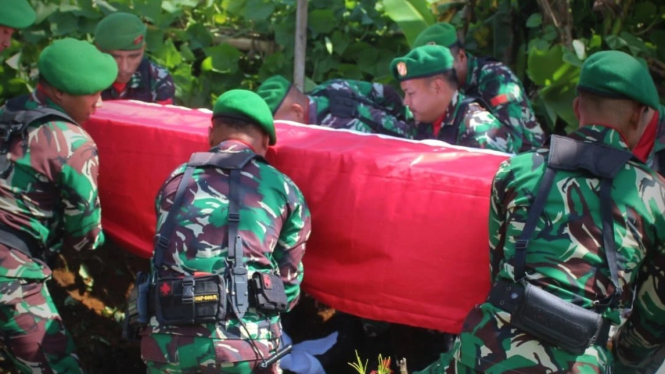 VIVA Militer: Prosesi pemakaman militer Pratu William Fransisco Mendonca