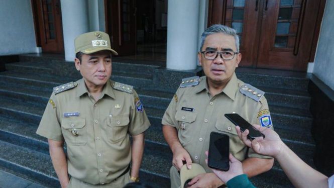 Wali Kota Bandung Muhammad Farhan (kanan)